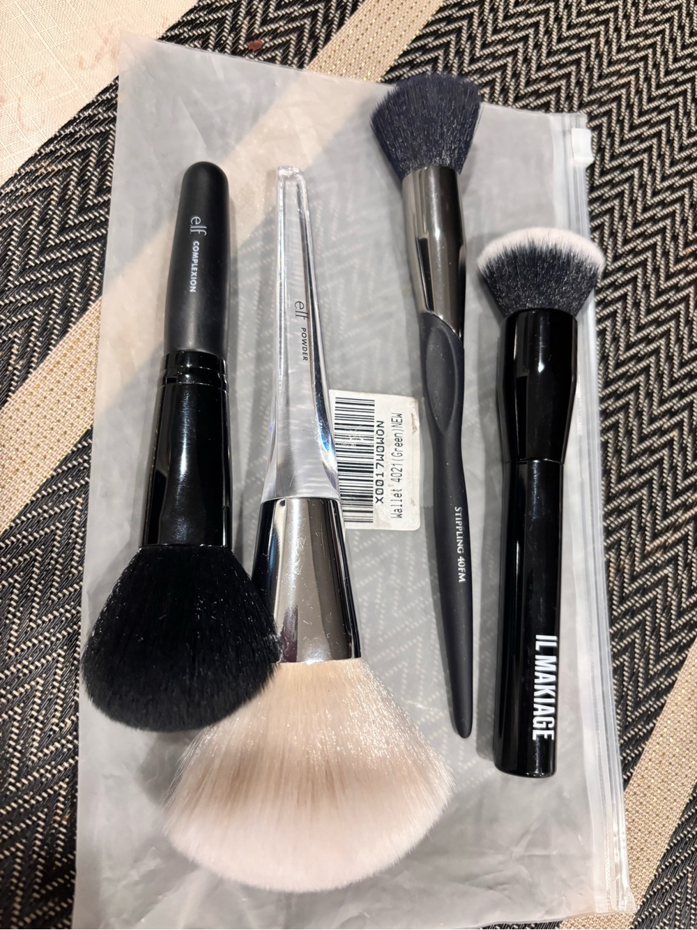 4 pc bundle IL MAKIAGE Black & White Makeup Brush Set with Silver Accents